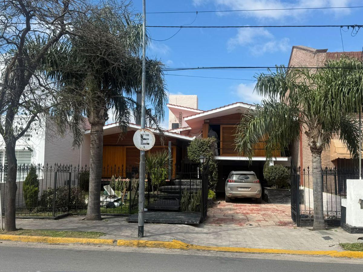 VENDO CASA CON PILETA- A METROS RAFAEL NUÑEZ - APTO CREDITO