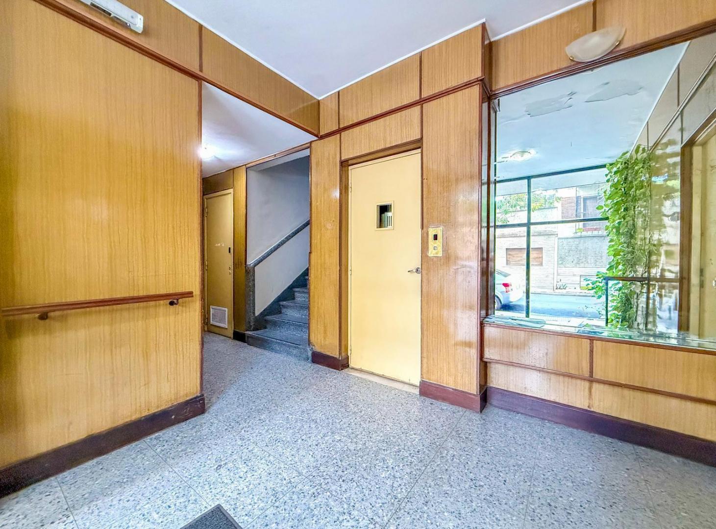 Departamento con Local en Parque Patricios