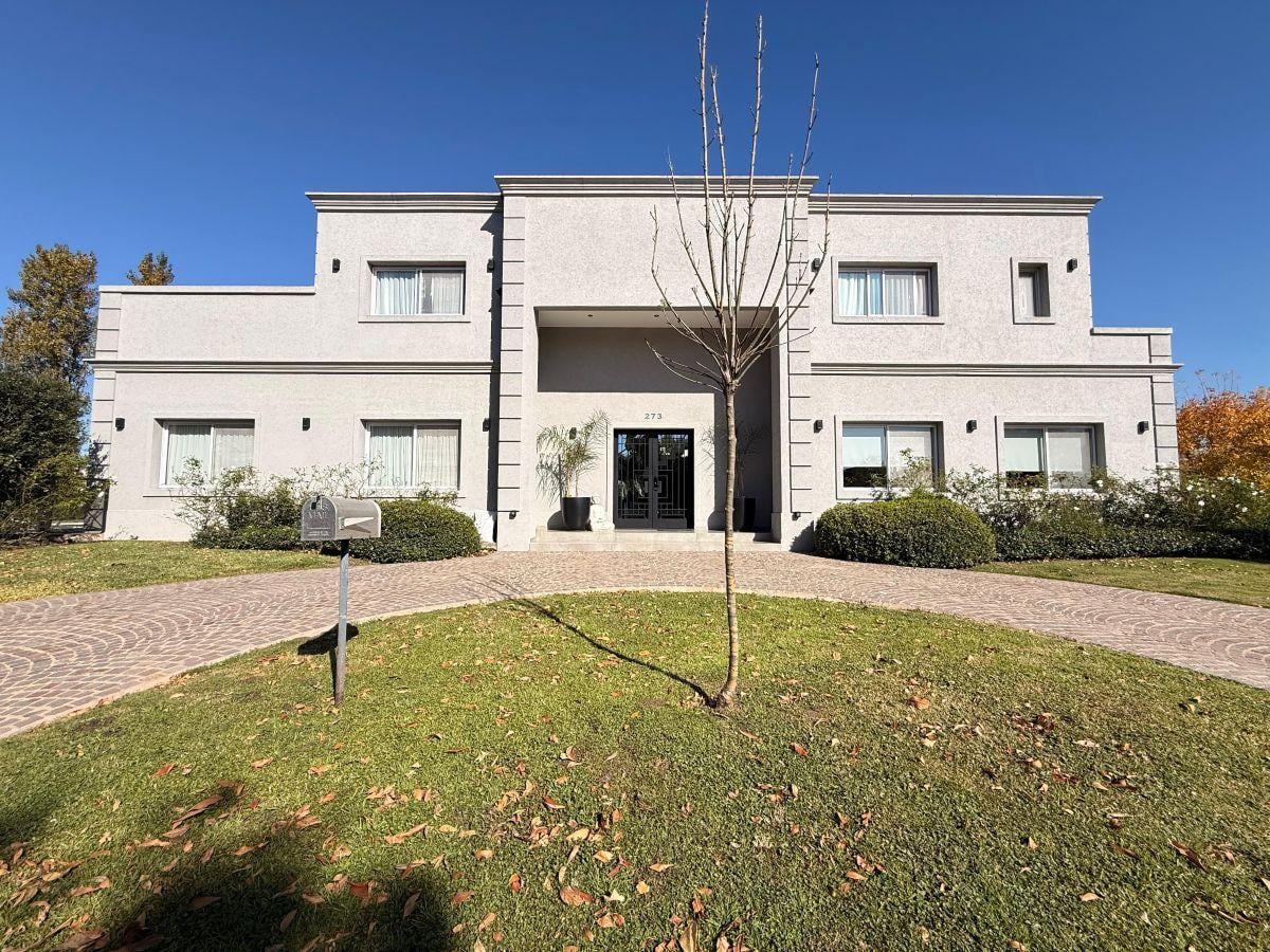 Casa en Venta 7 Ambientes en Pilar del Este