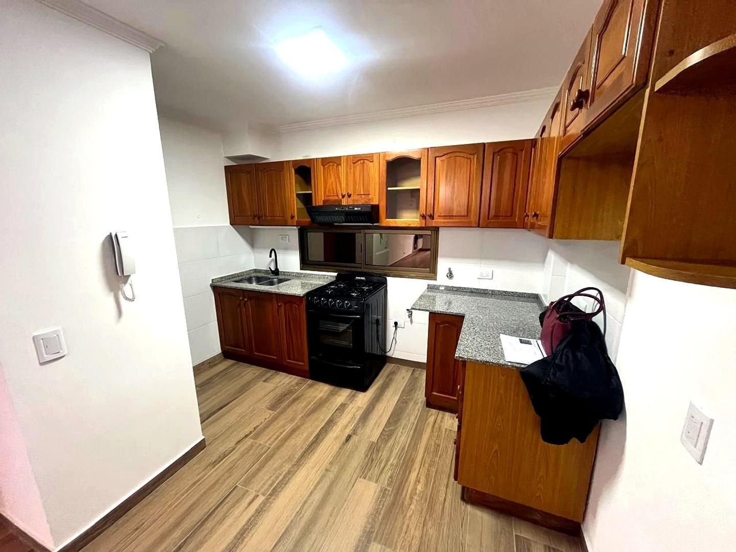 Foto de Departamento de tres ambientes con cochera, centro de Moron, imagen 2
