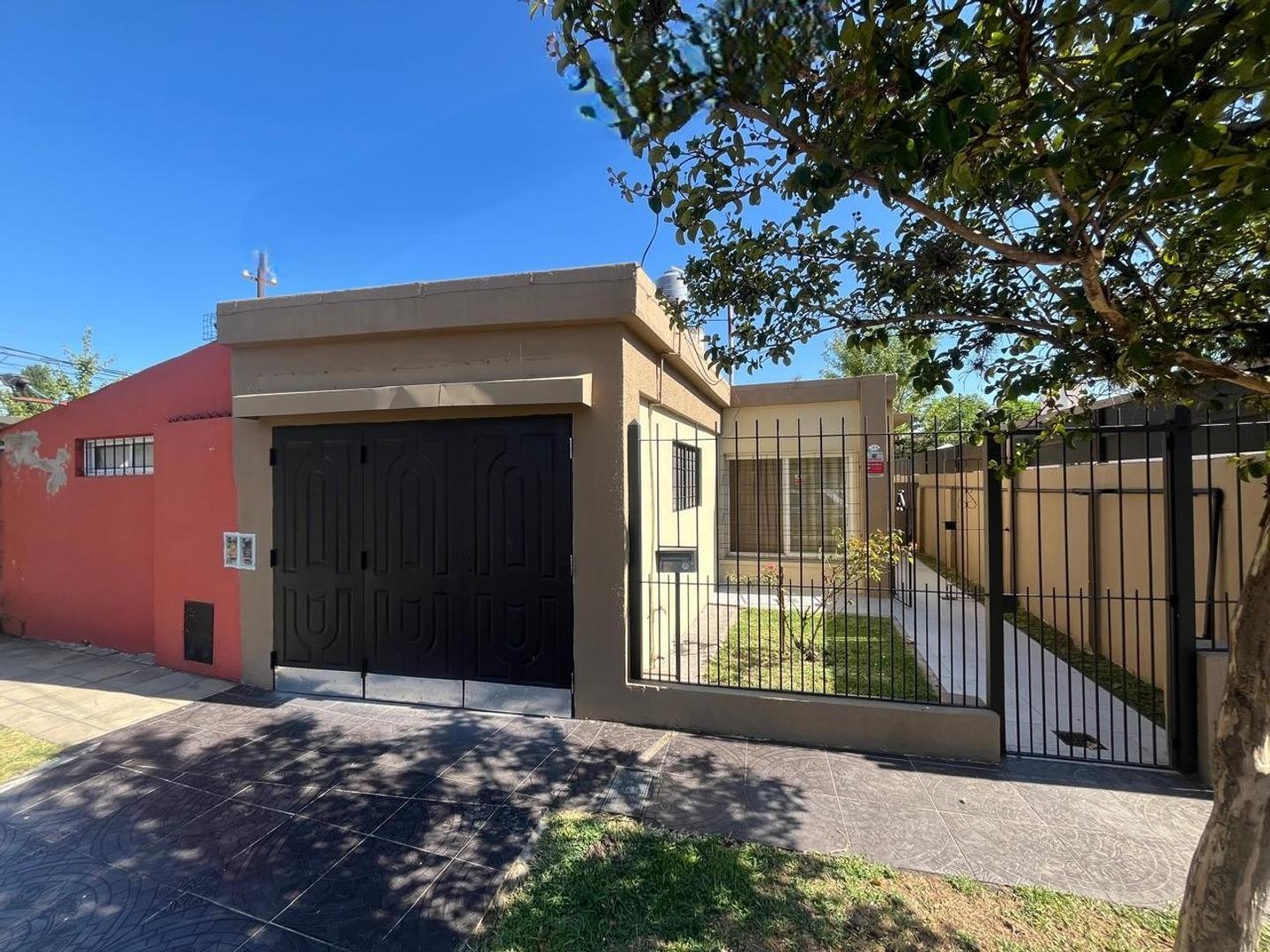 Foto de PH, en planta baja, 3 ambientes, patio y garage., imagen 1