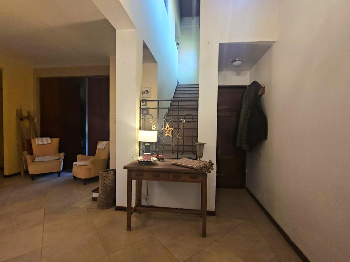Foto de Casa en dos plantas, con jardín y pileta., imagen 3