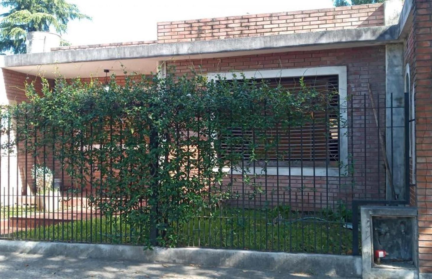 Foto de Casa a la venta a reciclar, a metros del Acceso Oeste, imagen 2