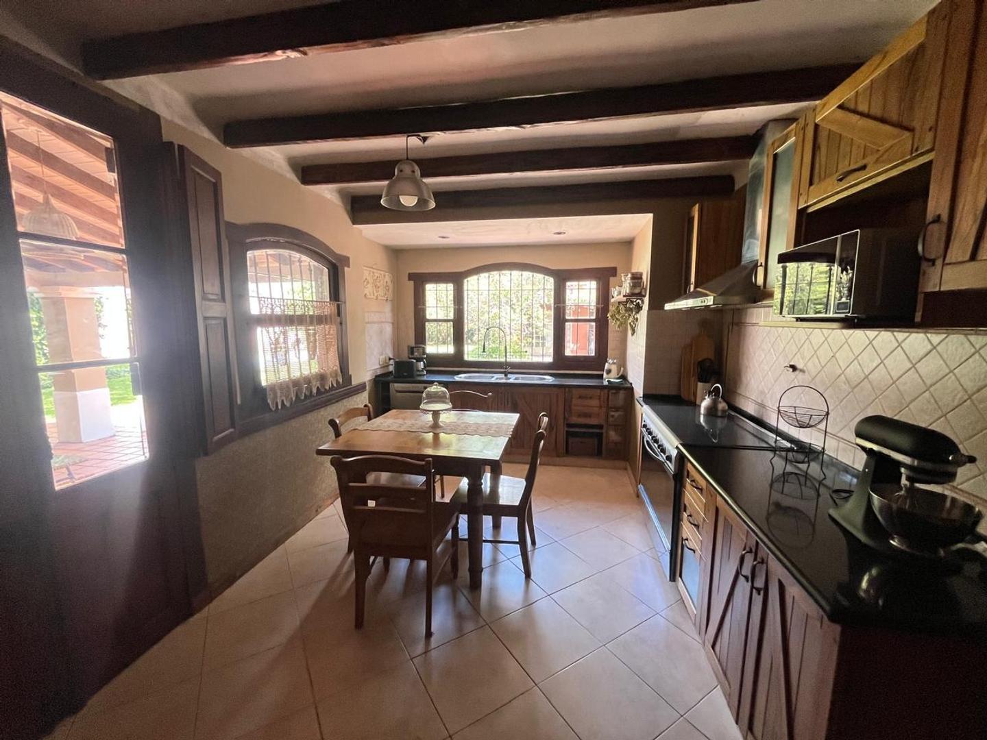 Foto de Venta de Chalet en Castelar Norte sobre gran lote, imagen 4