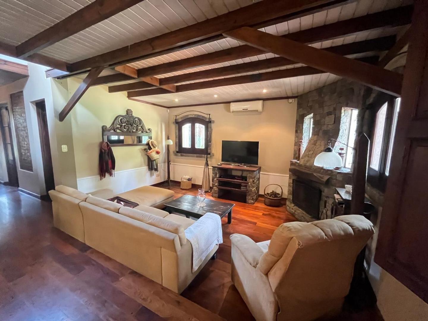 Foto de Venta de Chalet en Castelar Norte sobre gran lote, imagen 3