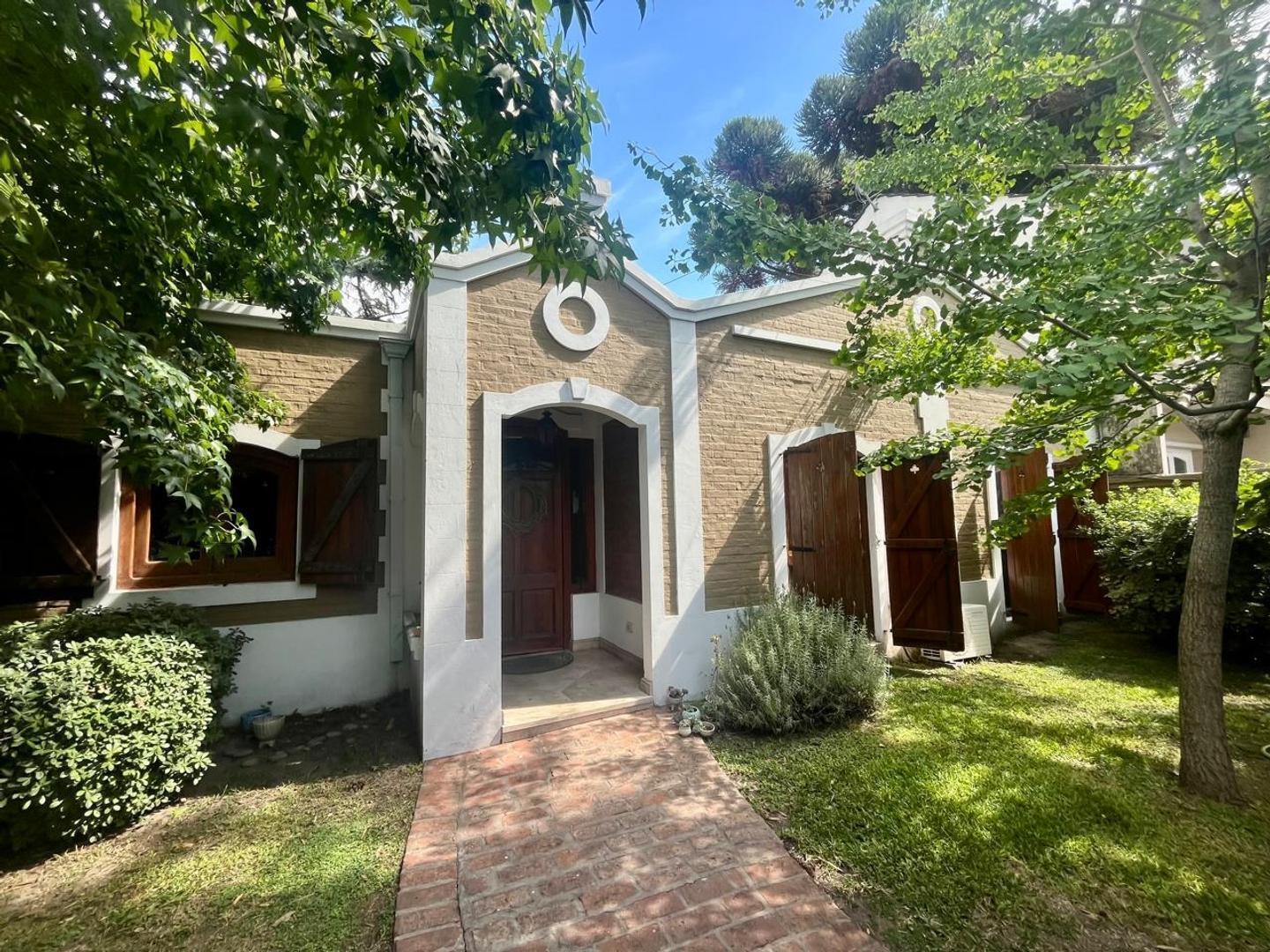 Foto de Venta de Chalet en Castelar Norte sobre gran lote, imagen 1
