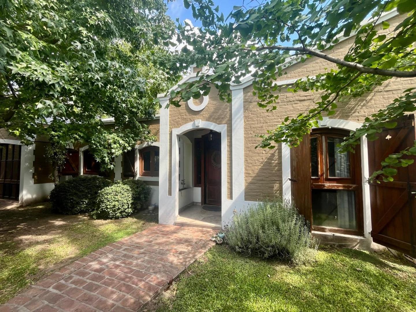 Foto de Venta de Chalet en Castelar Norte sobre gran lote, imagen 2