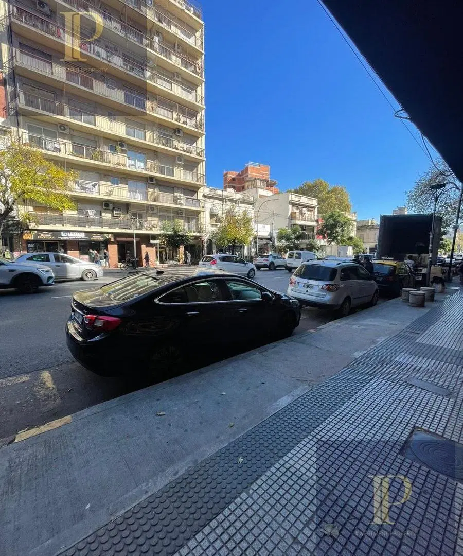 VENTA O ALQUILER LOCAL COMERCIAL , amplio, muy buen estado en una excelente ubicacion 5