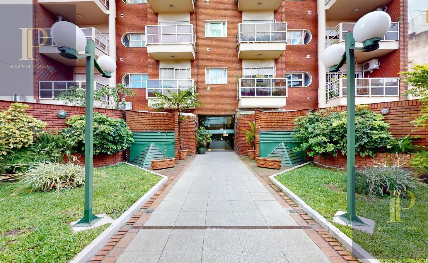 Venta departamento 4 ambientes con patio y cocheras en Avellaneda centro