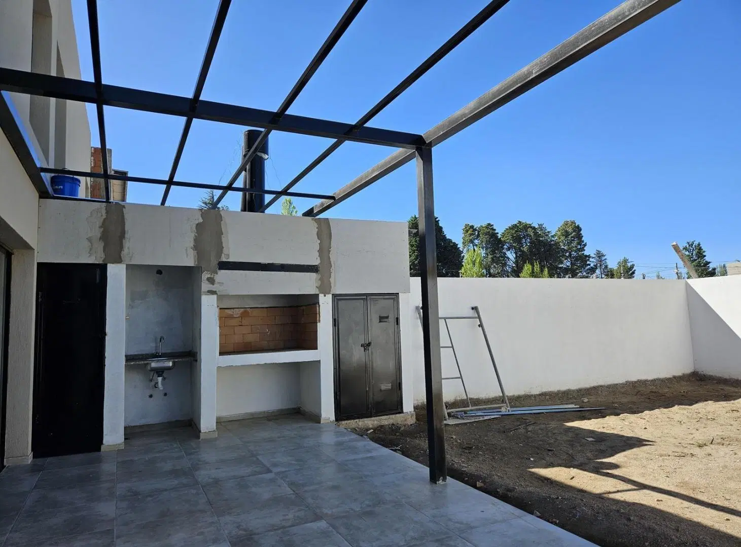 Venta de dúplex tres dormitorios Barrio Confluencia 5