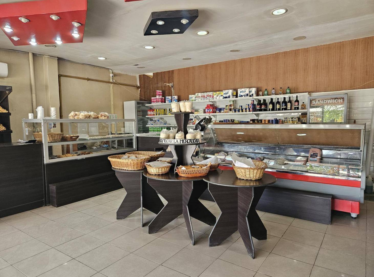 Foto de Venta local comercial en pleno centro de Catriel, imagen 4