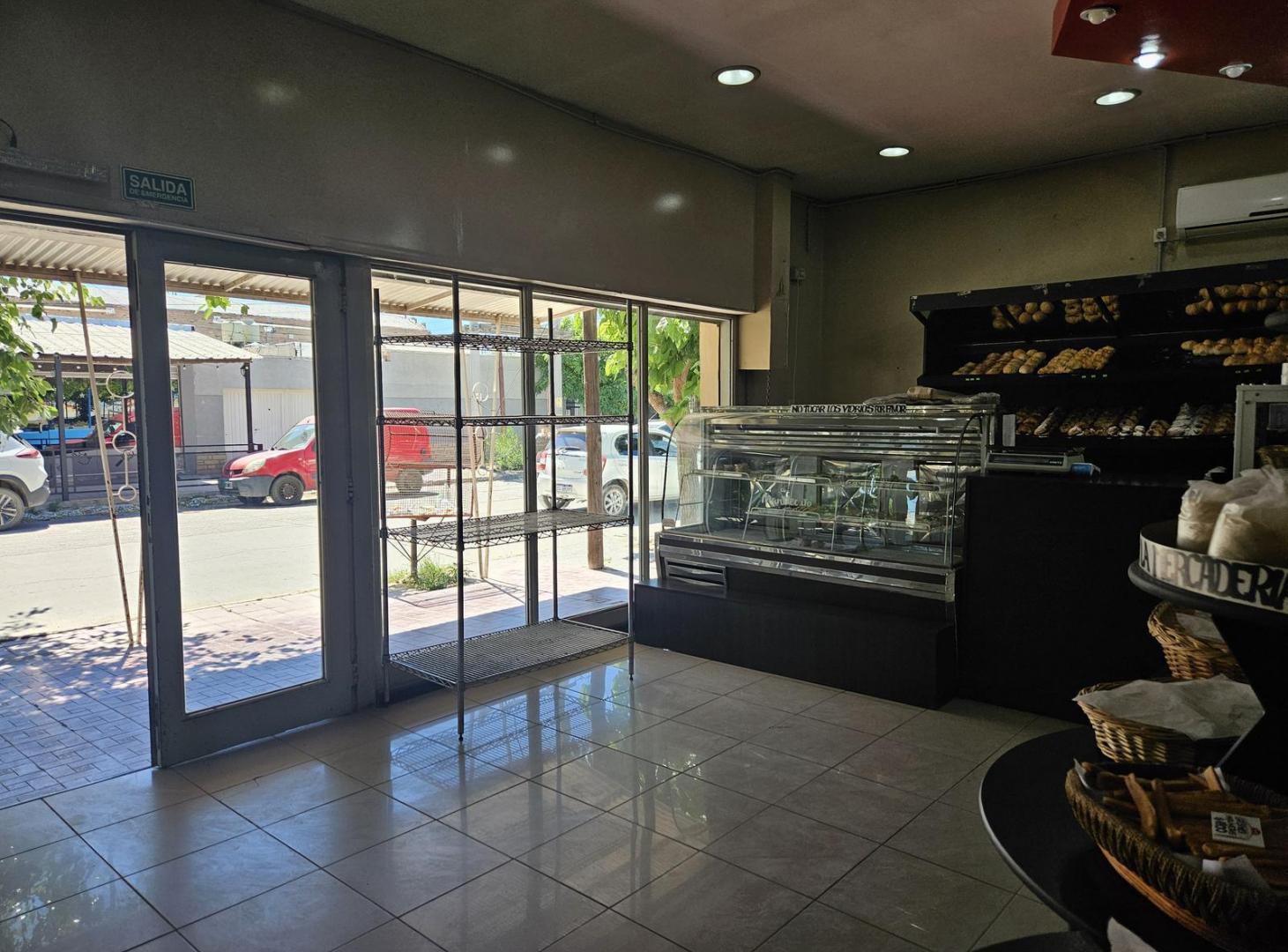 Foto de Venta local comercial en pleno centro de Catriel, imagen 5