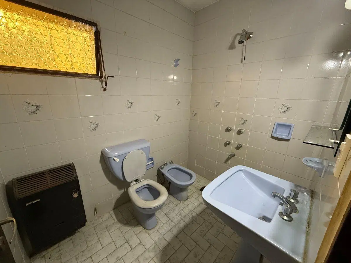 Casa de 4 dormitorios + depto de 2 dormitorios en venta en Villa Suiza 8