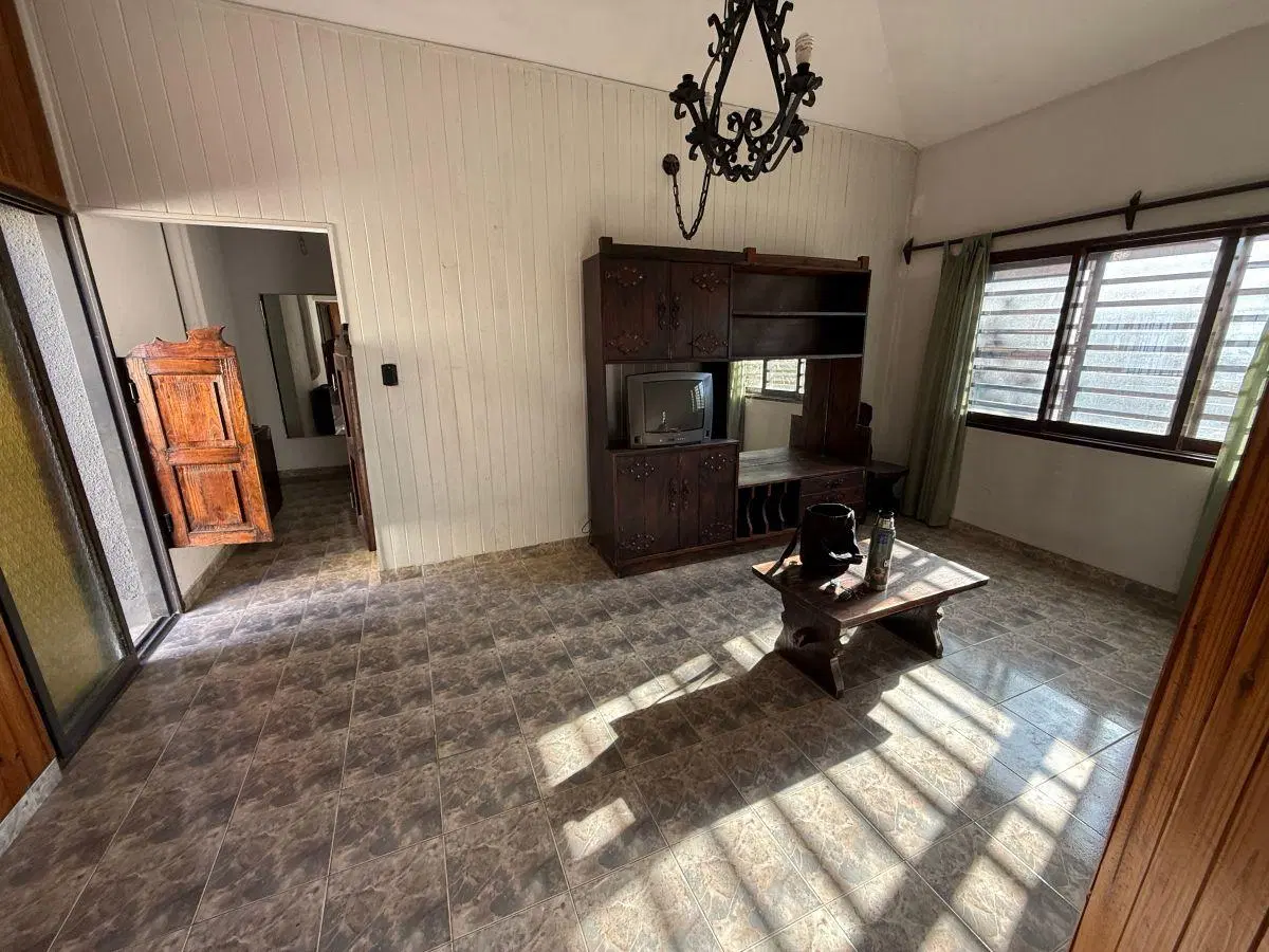Casa de 4 dormitorios + depto de 2 dormitorios en venta en Villa Suiza 4
