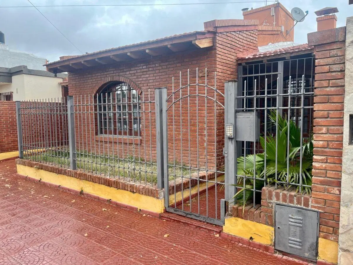 CASA EN VENTA EN EL BARRIO SANTA LUCIA, LUJAN DE CUYO 1