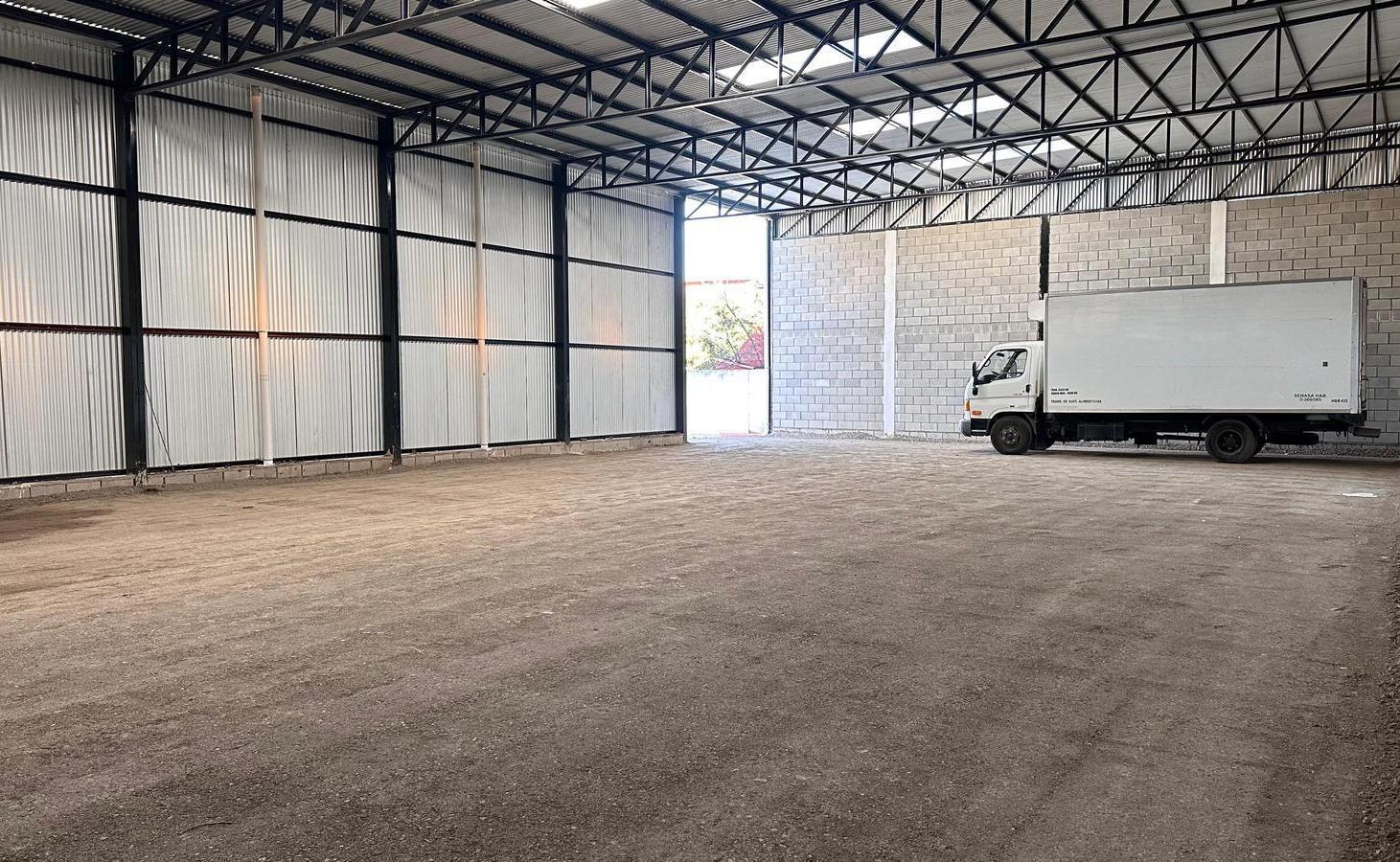 Foto de Nave Industrial 350 m2 y 370 m2 de Oficinas - Actualmente con renta, imagen 2