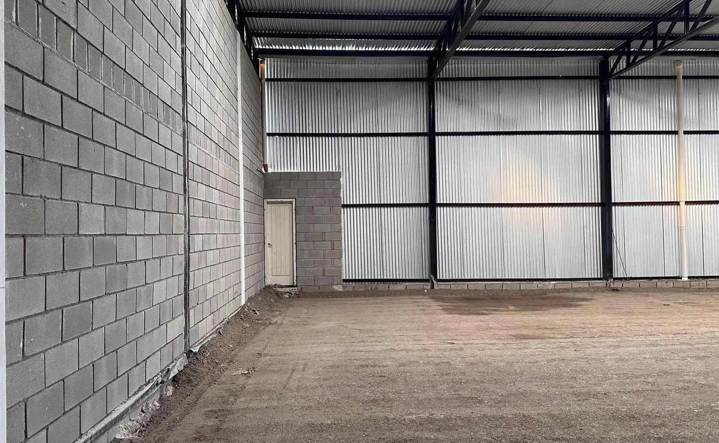 Nave Industrial 350 m2 y 270 m2 de Oficinas - Actualmente con renta 5