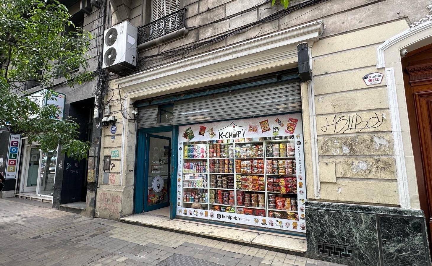 Foto de Local céntrico con excelente tránsito peatonal - Av Emilio Olmos, imagen 1