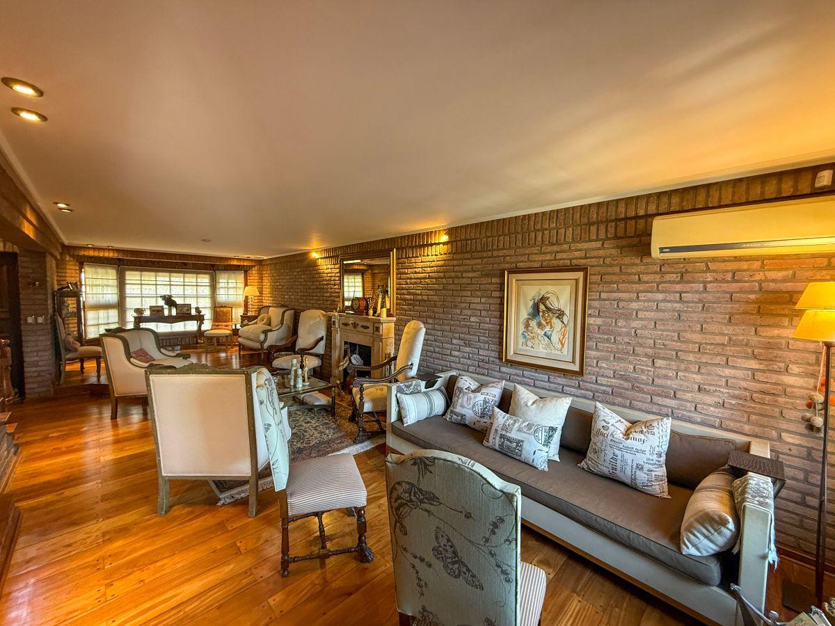 Foto de Imperdible casa en venta, 5 Ambientes con Jardín y Pileta, Excelente, imagen 5