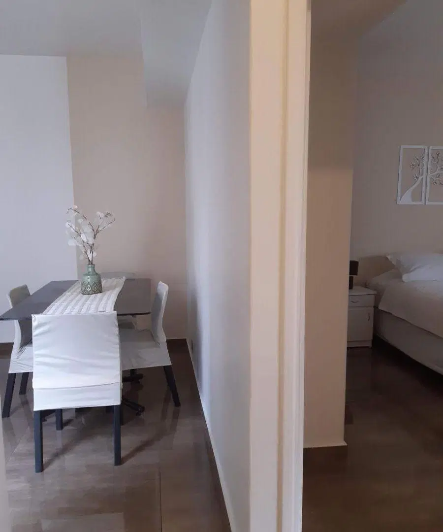 Alquiler – 2 ambientes amoblado con amplios balcones, todo luz. 3