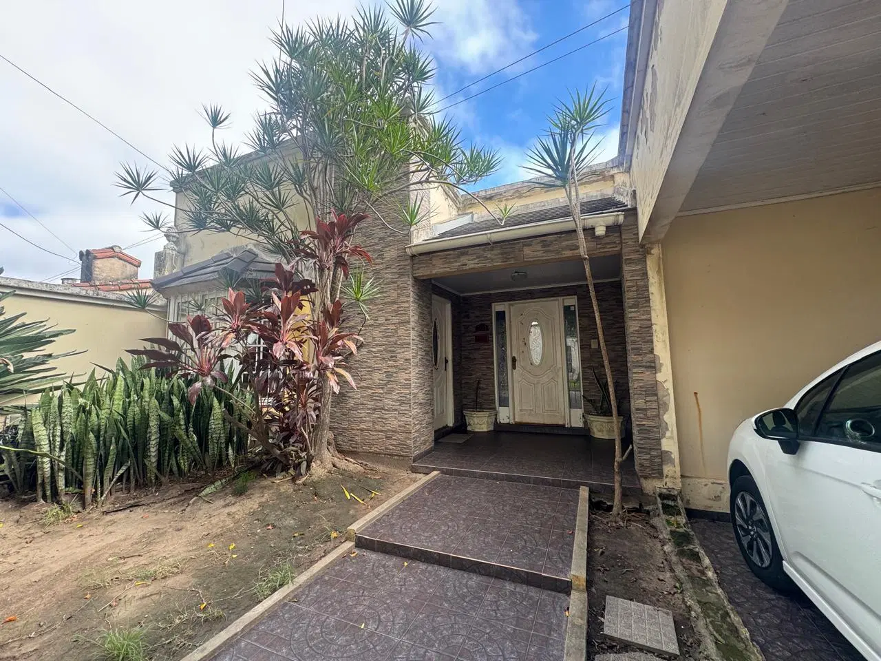 Casa Rafaela Castellanos 2 dormitorios todos los servicios 3 ingresos céntrica amplio lote con pilet 4
