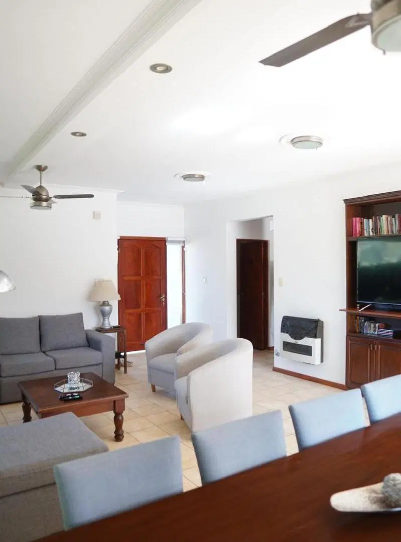 Venta de casa 4 dormitorios en B° Belgrano C/ pileta doble garage y doble ingreso 4
