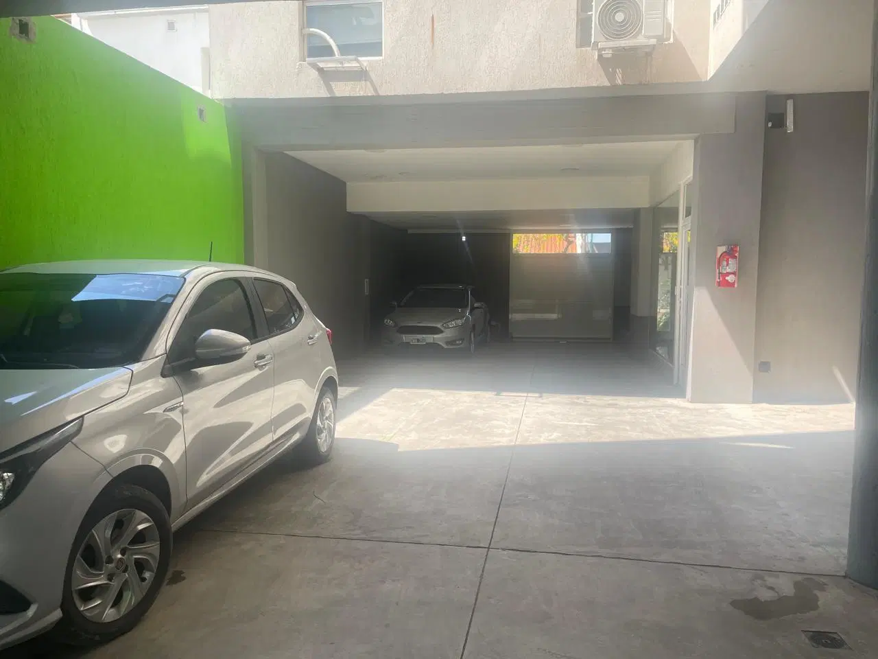 Cochera Rafaela Castellanos céntrica portón automático fácil acceso 2
