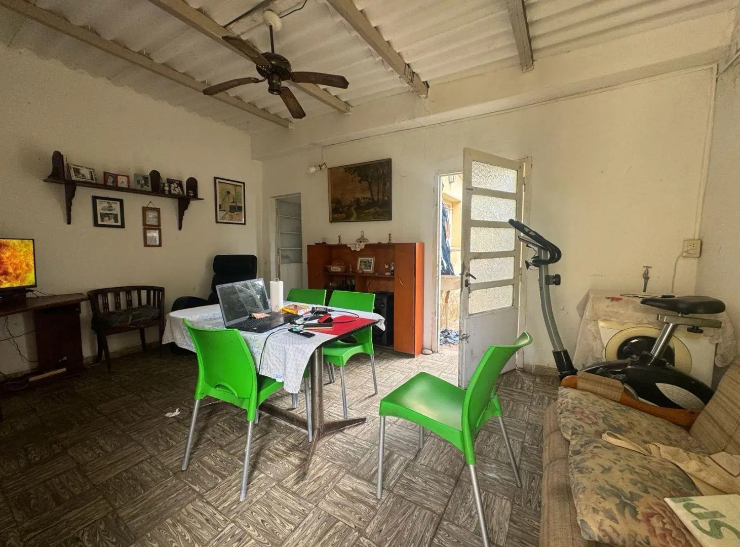 Casa/dos dormitorios/Mosconi/todos los servicios/Amplio patio/céntrica/inversión 8