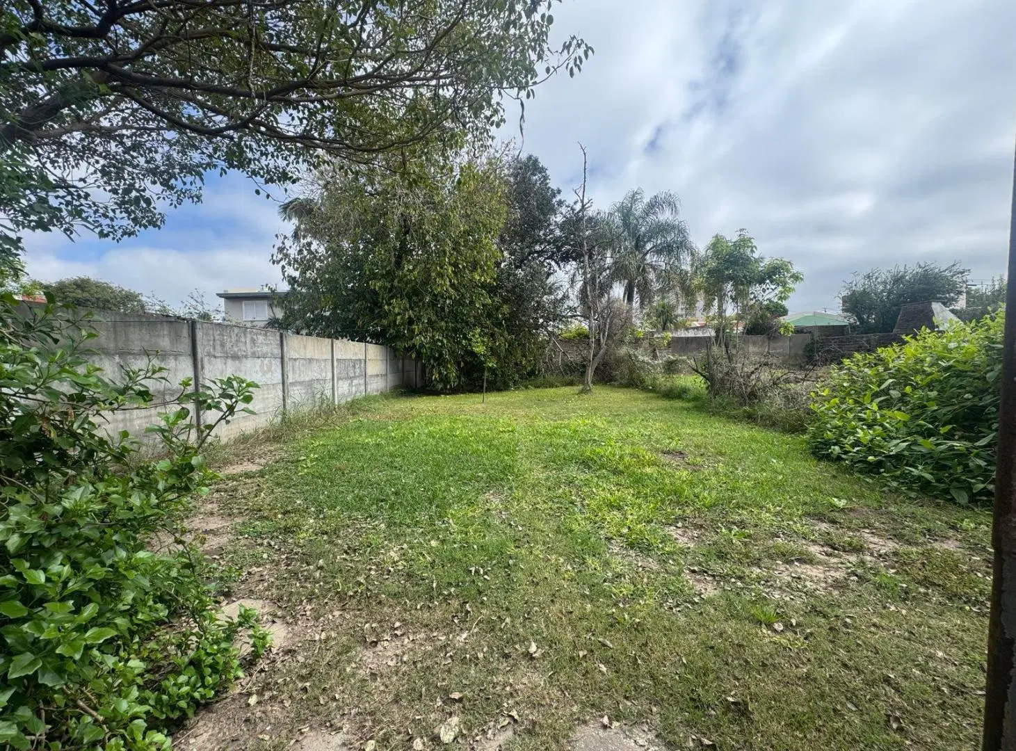 Casa/dos dormitorios/Mosconi/todos los servicios/Amplio patio/céntrica/inversión 2