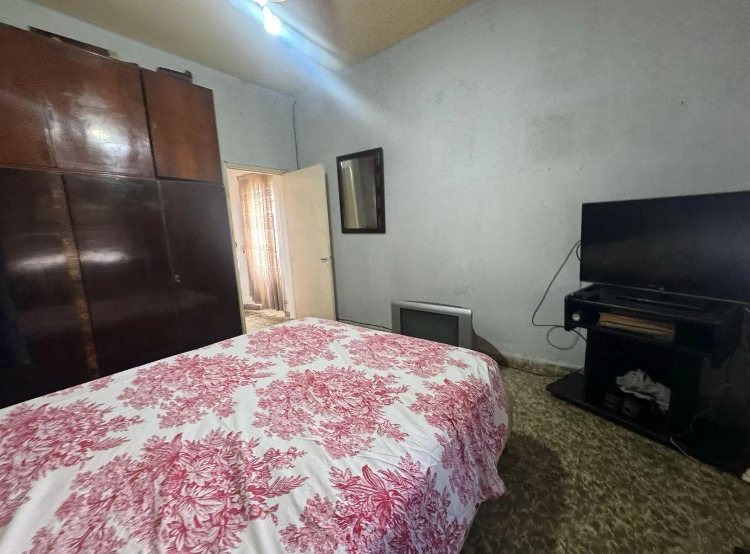 Casa/dos dormitorios/Mosconi/todos los servicios/Amplio patio/céntrica/inversión 5