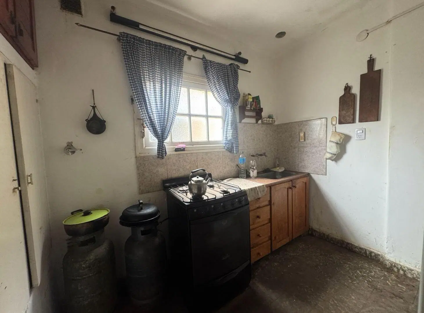 Casa/dos dormitorios/Mosconi/todos los servicios/Amplio patio/céntrica/inversión 4