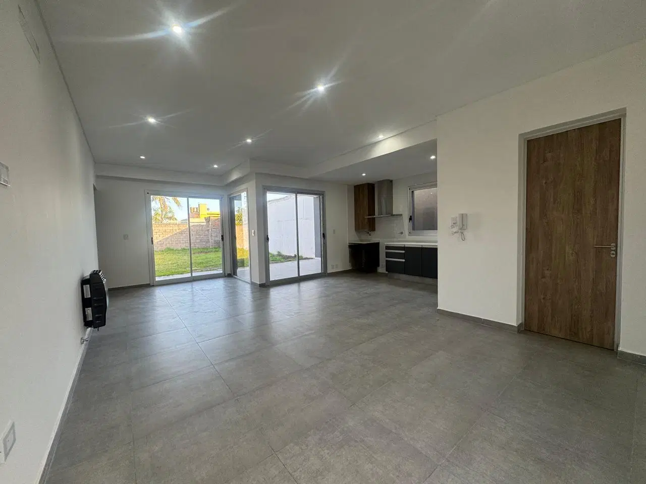 Casa/dos dormitorios/barrio Pizzurno/moderna/todos los servicios/Estrenar/Calidad/garaje/patio 5