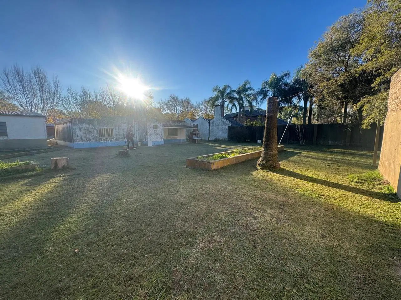 Casa en Bella Italia/Amplio terreno/dos dormitorios/a refaccionar/a metros R70 3
