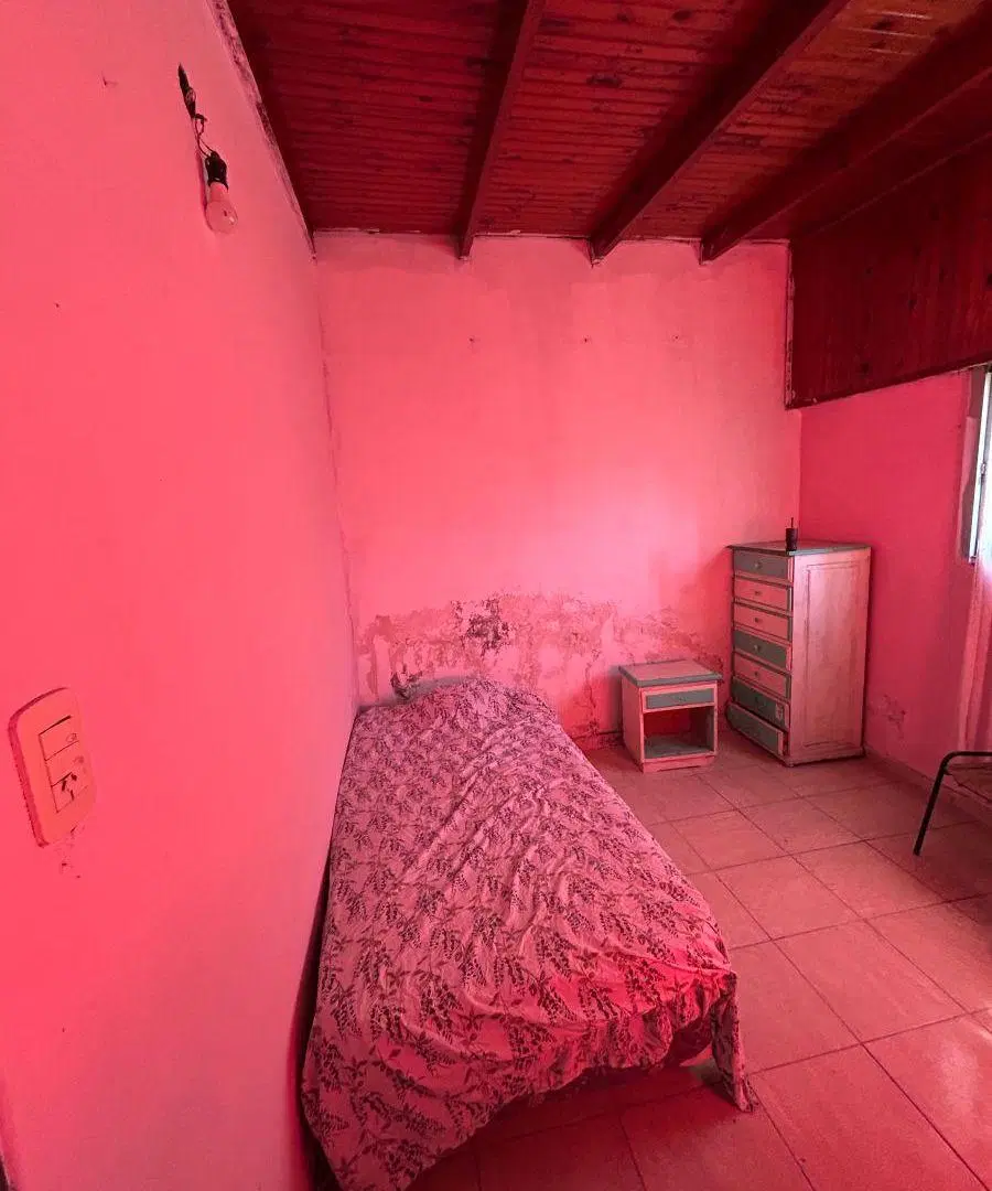 Casa En Los Hornos con departamento independiente sobre lote de 10x40 5