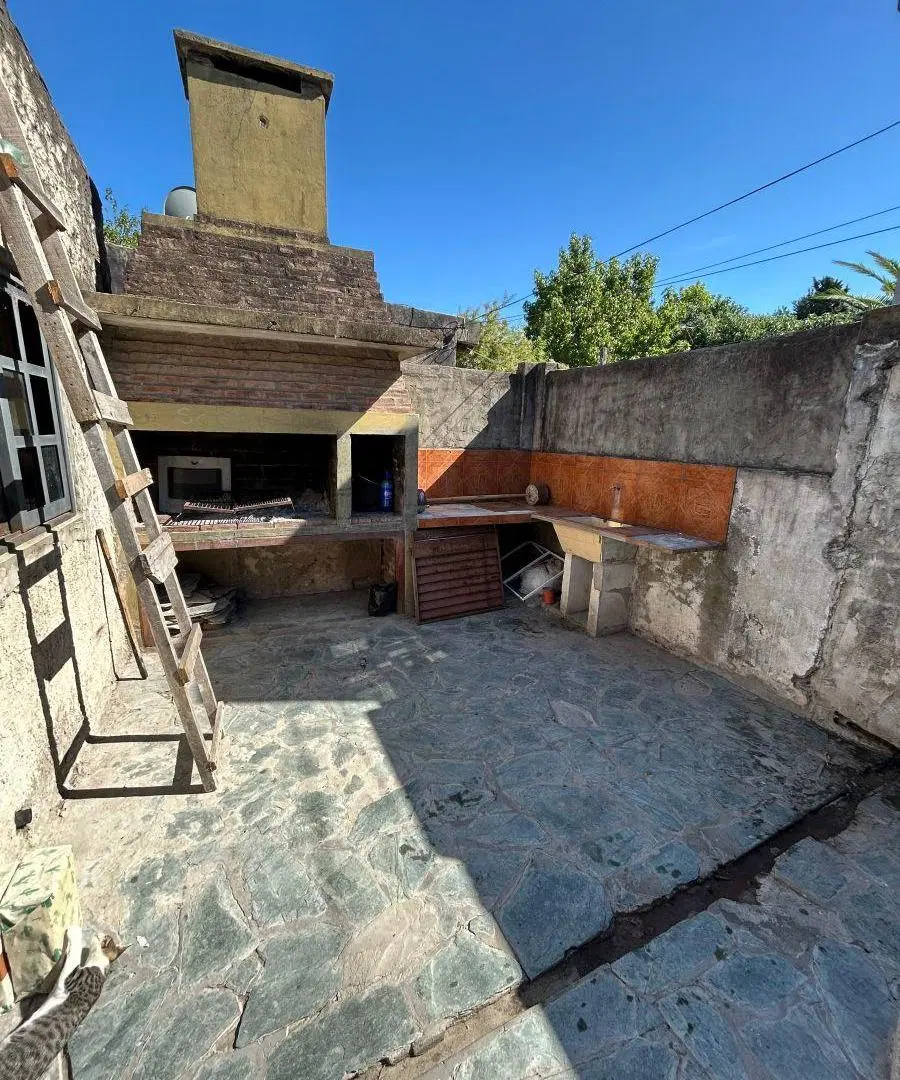 Casa En Los Hornos con departamento independiente sobre lote de 10x40 4