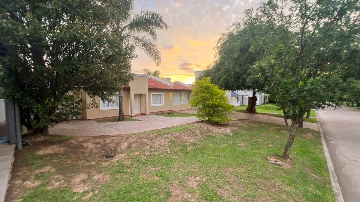 HERMOSA CASA EN BARRIO LOS CIELOS 3