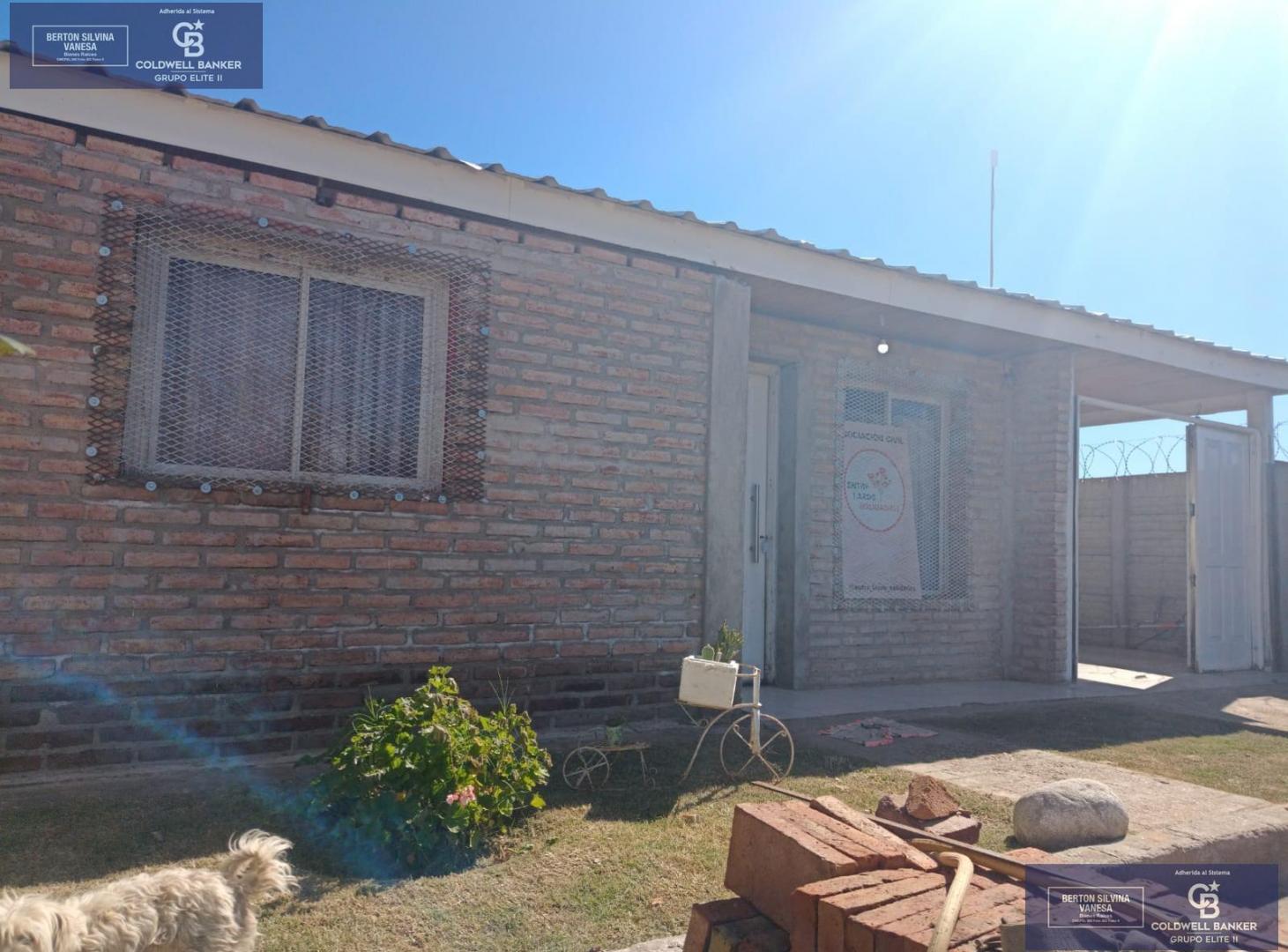 Venta casa en Villa Mercedes, 3 ambientes con cochera, excelente zona.
