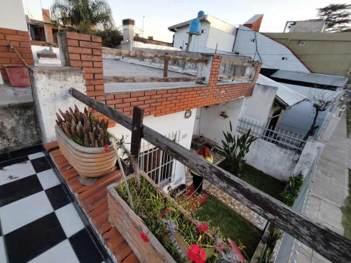 Casa con depto ,excelente ubicación a mts Pte de santa rosa !!!! Apto credito