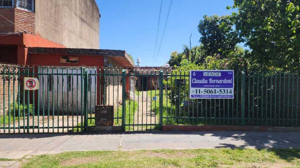 Casa de 3 amb con garage , muy buena ubicación en lote de 10x30