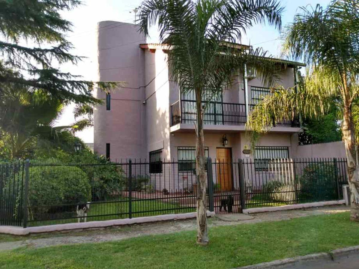 Casa con 4 dormitorios en venta, 472 m² en Villa Udaondo