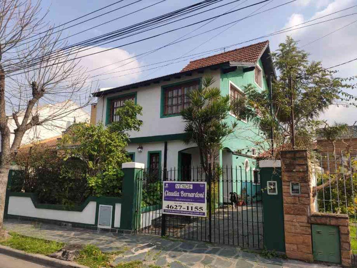 VENTA - CASTELAR - CASA 8 AMB. C/ DPTO.