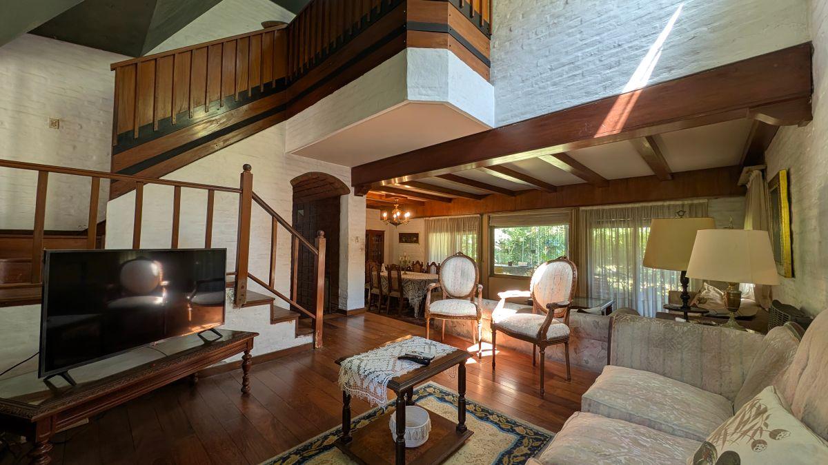 CASA A REFACCIONAR 934 M2 DE TERRENO, JARDIN Y PILETA EN BARRANCAS DE SAN ISIDRO