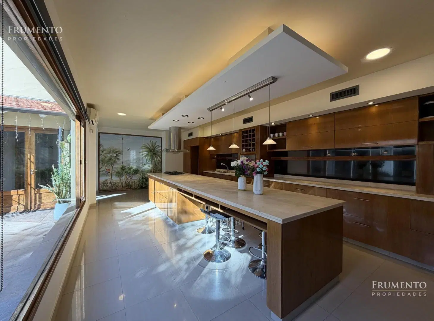 CASA 6 AMBIENTES CON JARDIN Y PILETA CLIMATIZADA EN FLORIDA 1