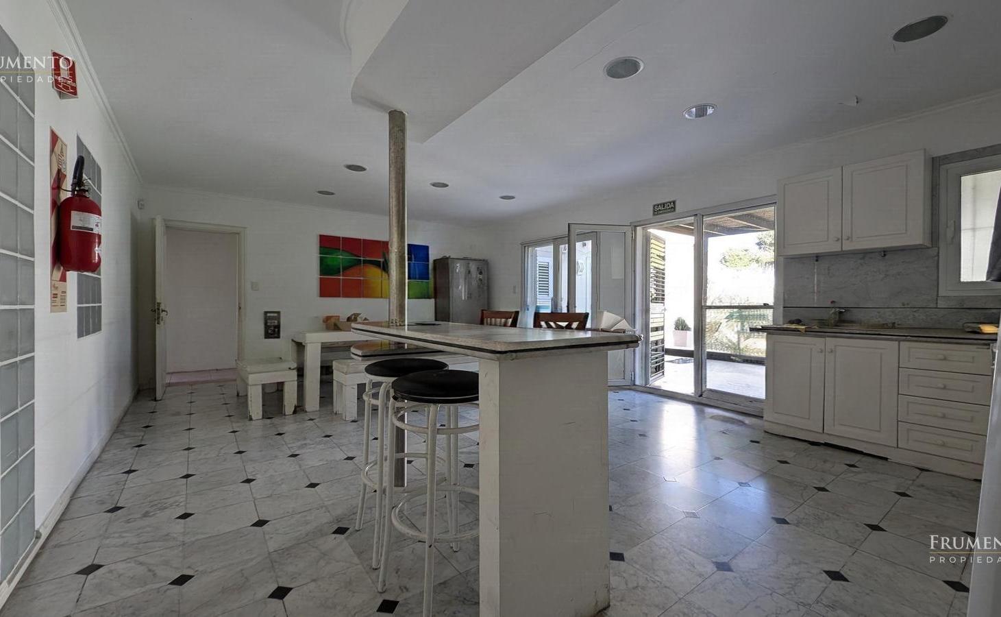 Foto de CASA 8 AMBIENTES EN LOTE DE 2.351 M2 CON PILETA Y QUINCHO EN MARTINEZ, imagen 4