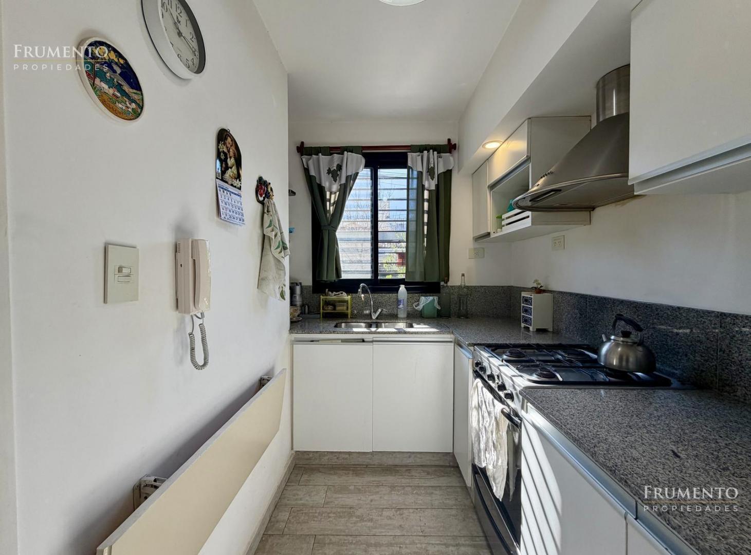 Foto de TRIPLEX 4 AMBIENTES EN 3 PLANTAS CON JARDIN, PARRILLA Y COCHERA EN, imagen 2