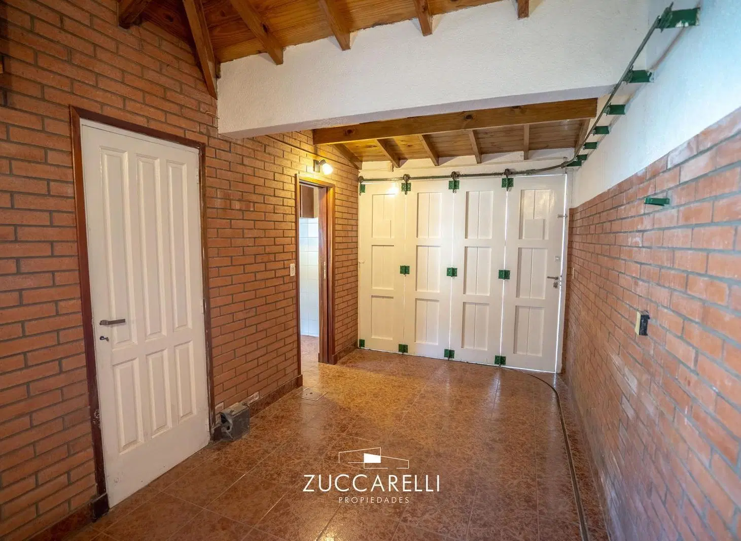 Casa de 3 ambientes con quincho y garage 8