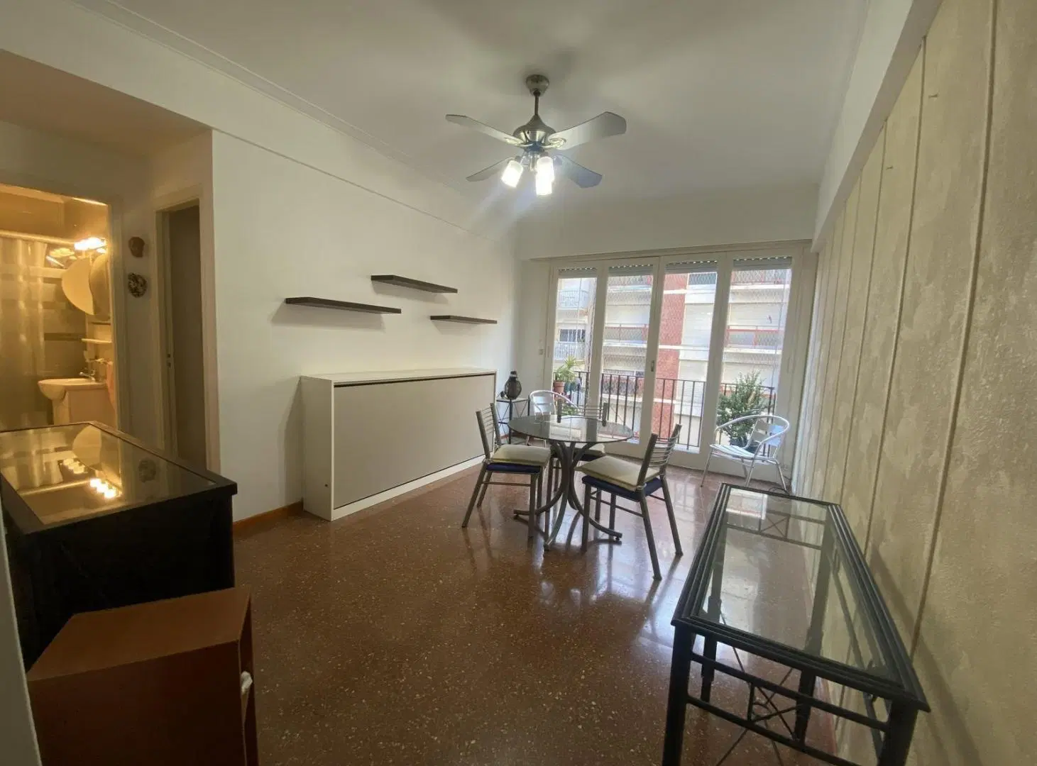 Departamento de 2 ambientes al frente con balcón y cochera 1