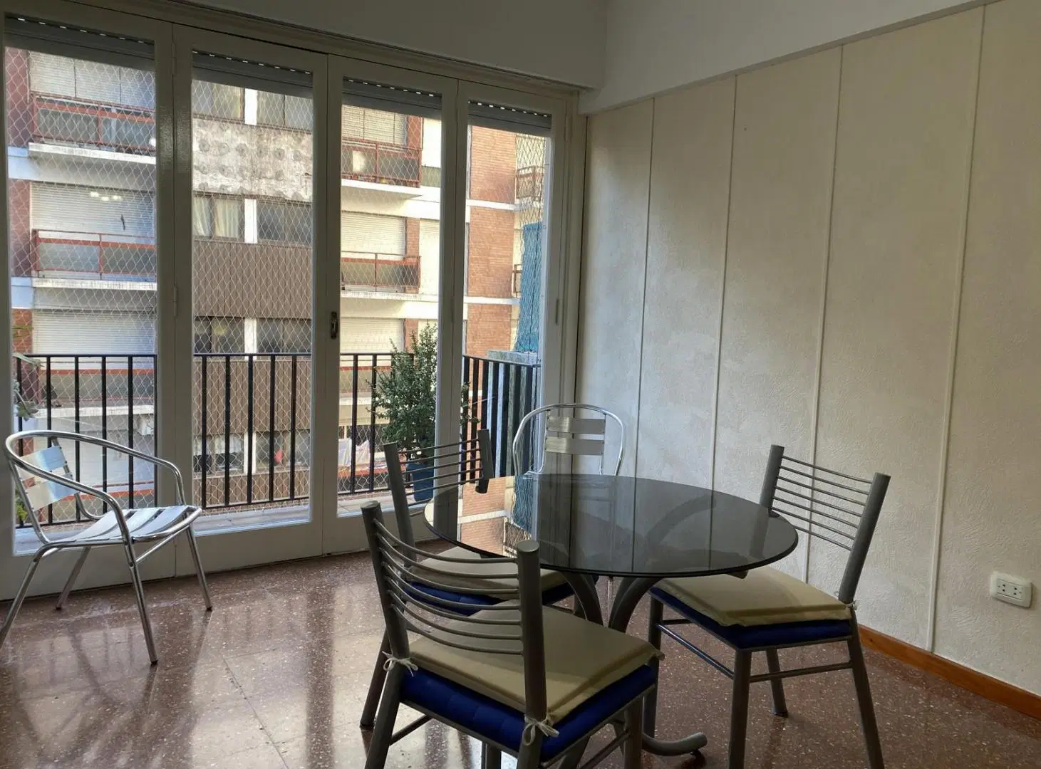 Departamento de 2 ambientes al frente con balcón y cochera 5