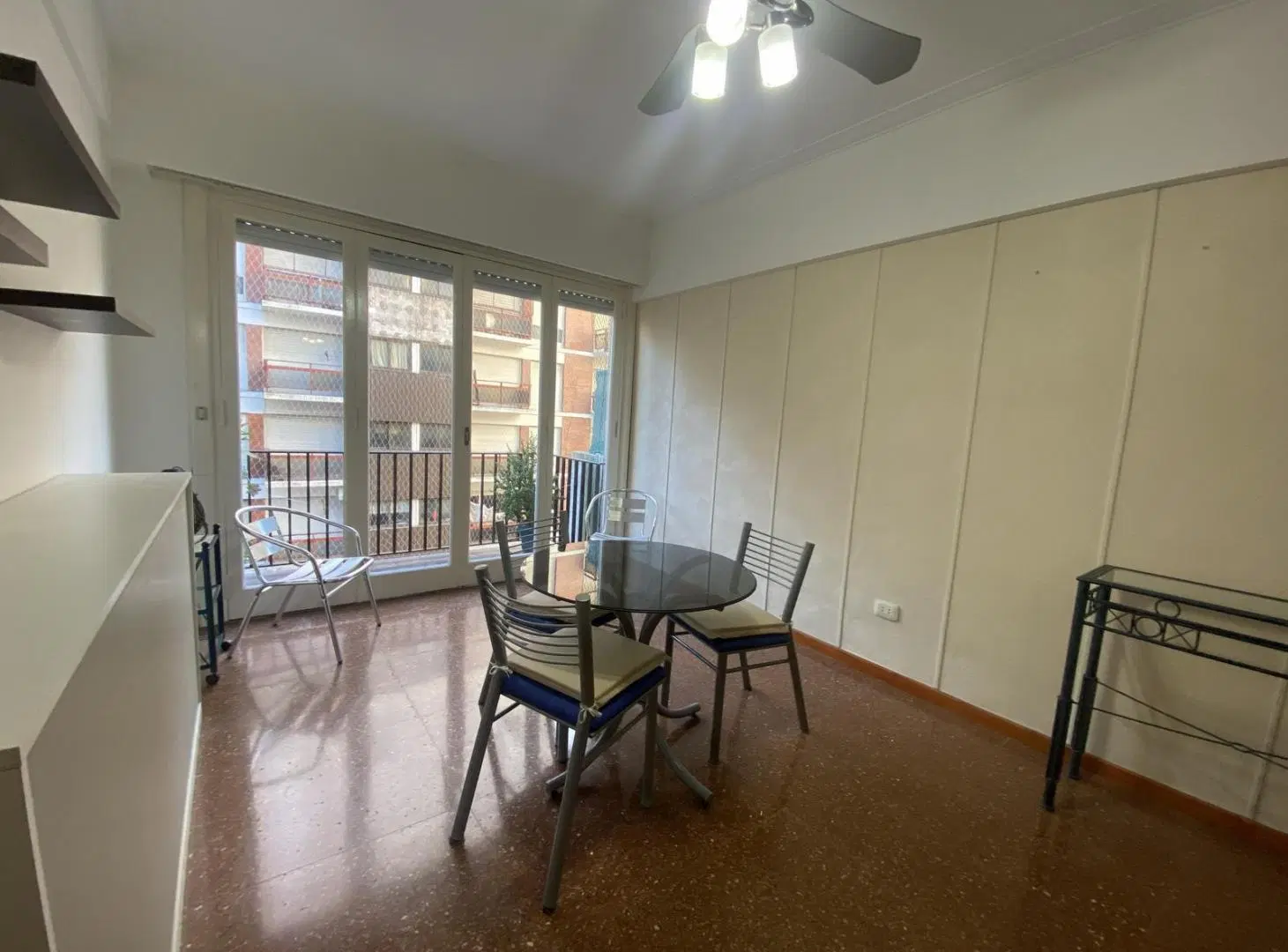 Departamento de 2 ambientes al frente con balcón y cochera 4