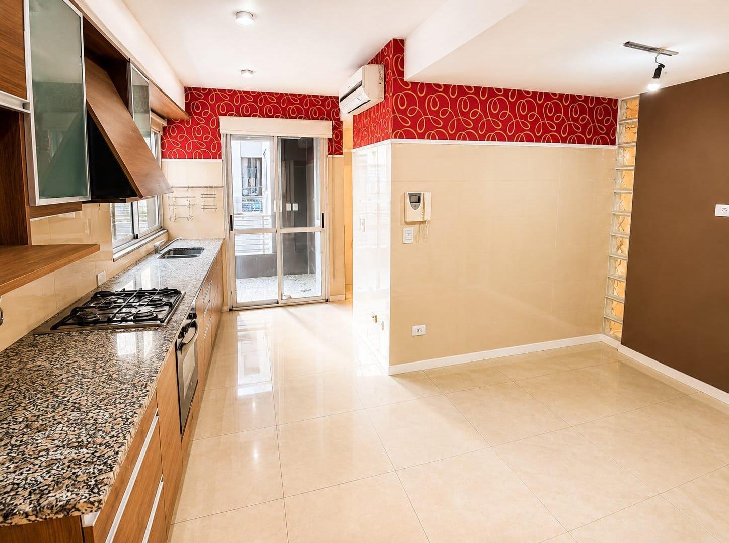 Foto de Semi piso de 4 ambientes con cochera y baulera / con piscina, solarium, imagen 4